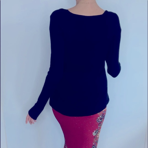 SO SOFT Gorgeous Fitted Bell Shape Black Sweater w/LOVELY xtra long  sleeves - Picture 3 of 6